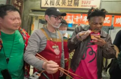 “甲亢哥”中国之旅第八站长沙狂炫湘菜，茶颜悦色成“救命水”