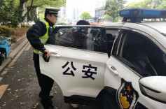 事发长沙街头！交警发现一男子蹲在路边，随后拉响警灯！