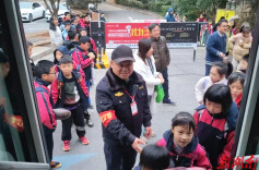 长沙公交“义警”护航开学季