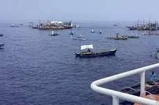 菲海警船位黄岩岛附近海域上演“碰瓷”闹剧