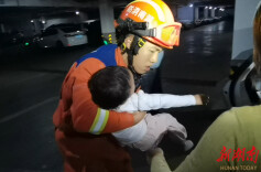 幼童被困车内，望城消防迅速救援