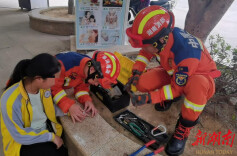 小学生遭遇瓶盖“咬手”，“蓝朋友”帮助手指重获自由