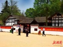 芳菲四月清溪行