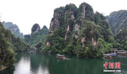 航拍张家界宝峰湖 群山环抱翠湖青