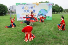 在第56届世界地球日，他们认养了一棵棵象征同心的树