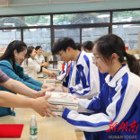 助力“书香校园”建设，望城区大泽湖街道向大湖中学捐赠图书