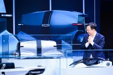 比亚迪全球汽车设计大赛闪耀上海车展，王传福为冠军选手颁奖