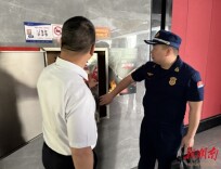 君山区开展“五一”节前“扫黄打非”暨安全生产专项检查