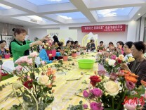 暖心互动  长沙市李家冲社区举办母亲节插花活动