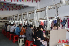 首饰品加工厂托起家门口就业“春天”