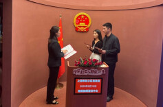 上海首批婚登“全国通办”新人领证