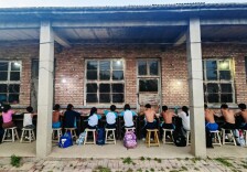 铁皮房、土操场，这里有一座“筑梦”摔跤馆