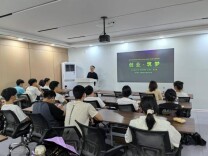 创业“微讲坛”助力学子叩响创业大门