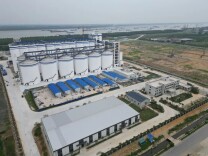 进口粮食仓储基地初长成，与蓝天碧水浑然一体