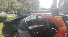 幼童被困车内，望城消防紧急救援