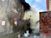 突发火情，社区工作人员秒变“救火先锋”