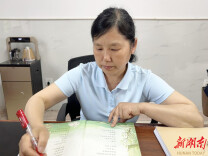 从青丝到白发，她把36年青春献给讲台，温暖了无数孩子