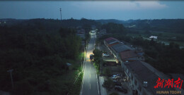 茶亭镇：自发光太阳能地灯点亮“平安路”