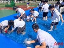 趣味游戏迎六一 童真绽放黄泥湾