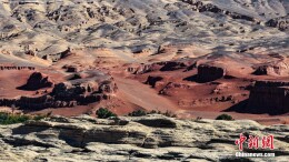 俯瞰新疆托克逊雅丹地貌：戈壁奇观中的魔幻之城