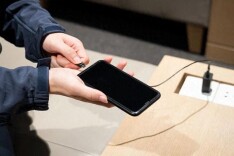 先插手机还是充电器？这几种充电方法，手机坏得快