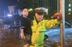 高考第一天晚上，强降雨突袭!长沙交警秒变“推车侠”“排水卫士”