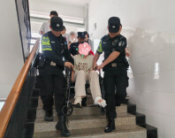 轮椅考生下楼难，长沙特巡警“托举式”暖心护航