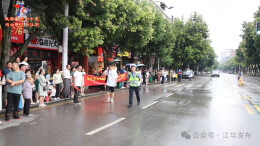 【加油！高考】考生错过送考车 交警暖心护送