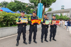 托举青春，58岁民警贯穿高考的温暖守护