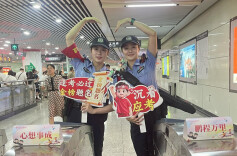 长沙：他们是考场外最动人的“警”色