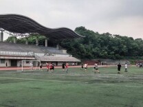 师生绿茵诉别情，球场挥汗致青春