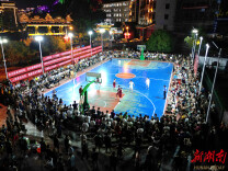 篮球赛场“燃”激情 安全知识“热”传递