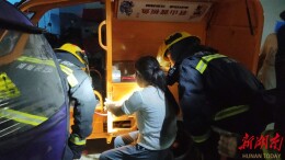 女子手指被合页“咬”住，望城消防深夜救援