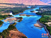 航拍黄河上游夏日风光旖旎山河壮丽