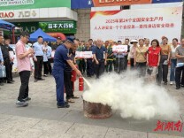 消防员“摆摊”，步行街变身“安全课堂”