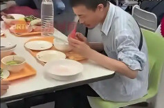 韦东奕食堂吃饭遭遇这一幕！网友：令人窒息