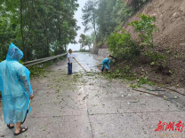 永顺县永茂镇汛期抢通赶考路