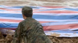 防汛火线丨暴雨致河堤溃口，数百人自发加入抢险队伍