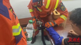 手指被铝块“咬住”，望城消防暖心救援