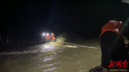 永顺县青坪镇：党员干部全力救援被困老人