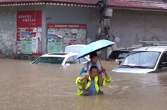 防汛火线｜辅警蹚水救出的孩子说，“我长大后也要当警察救人”