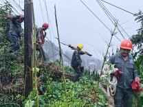会同县供电公司：冒雨急行 33分钟抢通防汛电力生命线