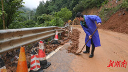 鹤城区：部门联动处置杨黄公路塌方 保障道路畅通