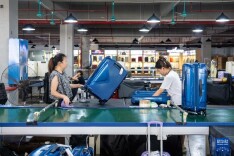 湖南蓝山：小镇崛起“箱包城”