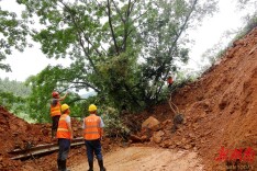 【全力以赴 防汛抗灾】县公路建设养护中心：全力清理塌方保畅通