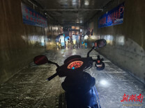 “我给你照亮！”——群众摩托灯点亮干部深夜清淤路