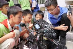 机器人“走”进小学课堂！长理学子点燃儿童科技好奇心