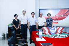 何清湖教授向湖南中医药大学图书馆捐赠著作