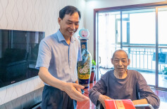 省市场监督管理局党组走访慰问老党员和困难党员