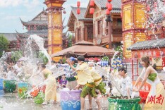 湘约一夏⑬|水花与烟花同秀，长沙方特“国潮泼水节”启幕